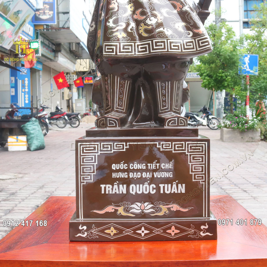 Trưng b&agrave;y tượng Trần Hưng Đạo khảm tam kh&iacute; tại kh&ocirc;ng gian ph&ograve;ng kh&aacute;ch, ph&ograve;ng l&agrave;m việc sang trọng v&agrave; nổi bật